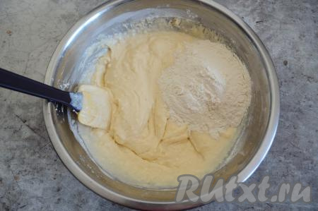 Сначала перемешивать творожное тесто после добавления каждой порции муки лопаткой.