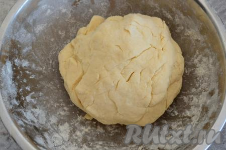 А когда творожное тесто соберётся в ком, начать вымешивать его руками, всыпая понемногу муку. Всыпая муку, учитывайте, что бездрожжевое тесто для куличей "Краффин" должно получиться мягким, нежным и не липнуть к рукам. Всего мне потребовалось добавить 400 грамм муки.