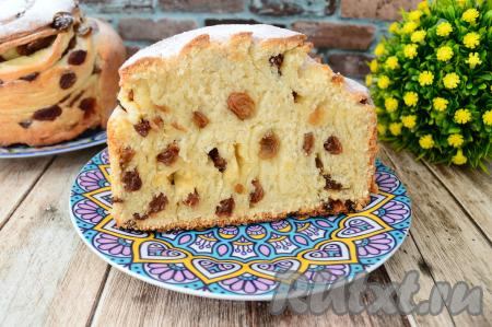 А вот как этот кулич выглядит в разрезе. Творожный "Краффин" получается в меру влажным, воздушным, слоистым, он не сыпется при нарезании. Уверена, нежный вкус этого пасхального кулича с изюмом понравится многим!