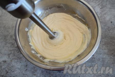 Погружным блендером пробить яйца, творог и сливочное масло до однородности. Если у вас нет погружного блендера, тогда перетрите творог через сито, а после этого смешайте перетёртый творог с яйцом и сливочным маслом с помощью вилки до однородности.