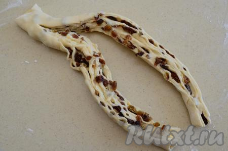 Разрезать рулет острым ножом вдоль, не дорезая до края 3 сантиметра.