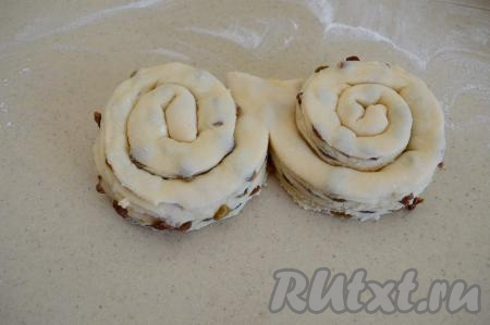 Скрутить два конца рулета в улитку так, чтобы разрез был наружу.