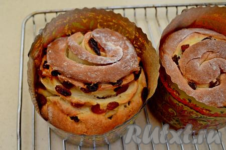 Выпекать творожный кулич "Краффин" в разогретой до 170 градусов духовке примерно 70-80  минут. Готовность куличей можно определить, проколов их сверху сухой деревянной палочкой (если деревянная палочка после прокола останется сухой, значит можно вынимать куличи из духовки). Через 45 минут с момента начала выпечки я накрыла верх куличей пергаментной бумагой, чтобы верх не пригорал. Готовые куличи достать из духовки, переставить на решётку и оставить остывать.