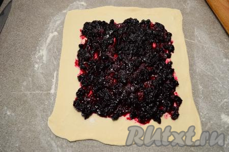 Смешать варенье с крахмалом. Крахмал добавляется для того, чтобы варенье желировалось в процессе выпечки и не вытекало из рулета. Если у вас очень густое варенье, тогда крахмал можно не добавлять. Если варенье в меру густое, значит добавьте 0,5 чайной ложки крахмала. Если же варенье жидкое, можно добавить 1-1,5 чайных ложки крахмала. Равномерно выложить на раскатанное тесто варенье, отступив по 3 сантиметра от краёв.