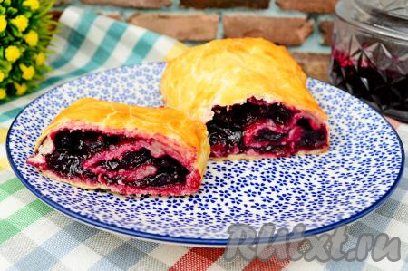 Готовый рулет с вареньем достать из духовки, дать немного остыть, а затем можно нарезать на кусочки и подавать к столу. А вот как аппетитно выглядит этот рулет в разрезе. Сочетание слоёного теста и варенья в этой выпечке - очень удачное.&nbsp; Угощайтесь!