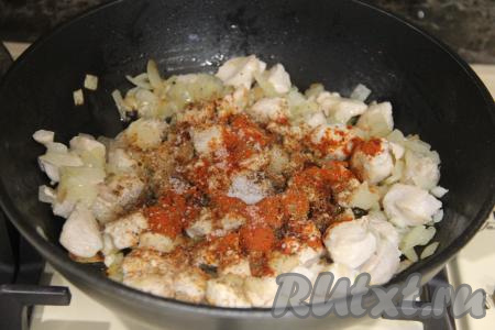 Посолить курицу по вкусу, добавить специи и перемешать.