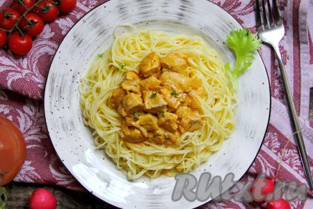 Куриное филе в сметанном соусе на сковороде