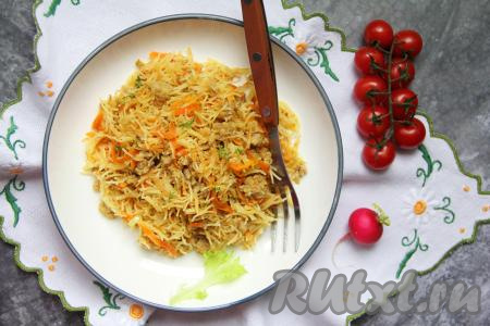 Жареную вермишель с фаршем разложить со сковороды по тарелкам и подать аппетитное, сытное и вкусное блюдо в горячем виде к столу.