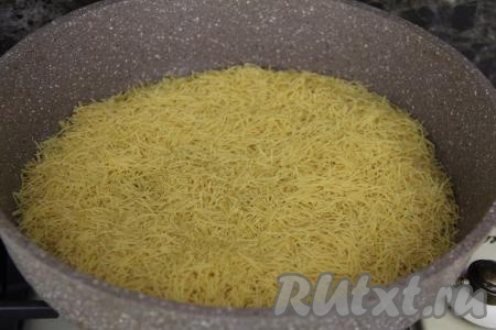 Вермишель всыпать в сухую сковороду.