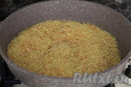 Жарить вермишель на среднем огне, периодически перемешивая, до золотистого цвета. На обжаривание понадобится буквально несколько минут, следите, чтобы вермишель не подгорела. Благодаря обжариванию, вермишель не будет слипаться во время дальнейшей варки.