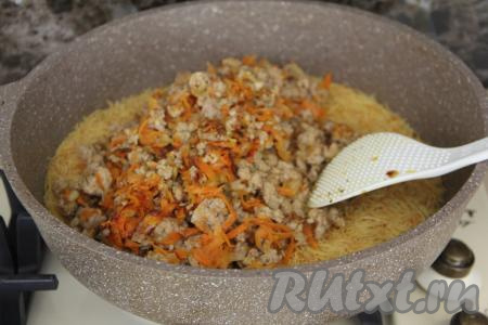 Выложить фарш на сковороду к обжаренной вермишели.