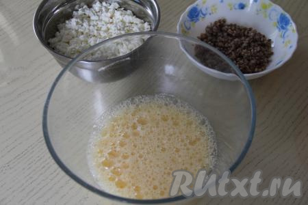 В объёмной миске соединить яйца, соль и сахар, взбить венчиком в течение 1-2 минут.