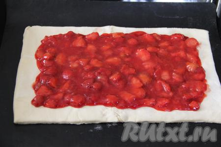 Выложить остывшую клубничную начинку на тесто, отступив от каждого края теста примерно по 3 сантиметра.