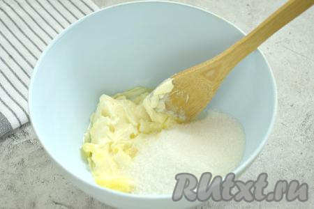 Сливочное масло заранее достаём из холодильника, чтобы оно согрелось при комнатной температуре и стало мягким. После того как масло согреется, можно приступать к замешиванию теста для маффинов. Перекладываем мягкое масло в миску, всыпаем сахар.