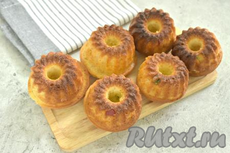 Выпекаем маффины с цукатами в духовке, заранее прогретой до 180 градусов, минут 25. Готовность проверяем, проколов маффин сухой деревянной лучинкой (если после прокалывания маффина на лучине не будет следов теста, она останется сухой, значит выпечка готова). Готовые маффины достаём из духовки, даём им остыть в формочках, а затем вынимаем из форм. &nbsp;