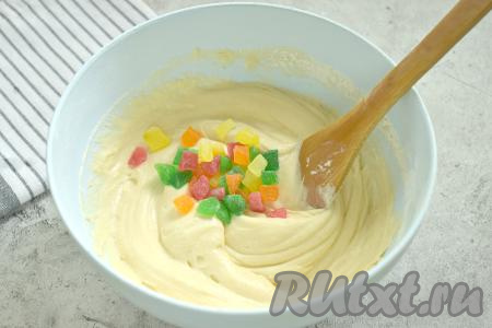 Частями добавляя оставшуюся муку и полностью вмешивая её, замешиваем гладкое, вязкое тесто, напоминающее в меру густую сметану. Всыпая муку, не забывайте ориентироваться на густоту замешиваемого теста для маффинов, возможно, муки потребуется немного больше или меньше. В тесто добавляем цукаты, перемешиваем лопаткой (или ложкой).