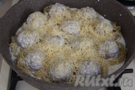 Сверху гнёзда с фаршем присыпать сыром, натёртым на мелкой тёрке.