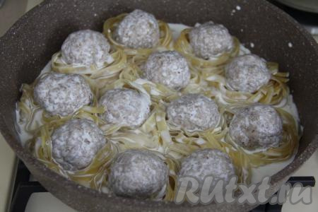 Макароны впитают воду, а котлеты приготовятся на пару. Влить сливки в сковороду.