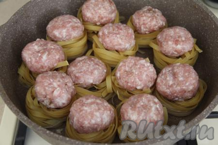 Влить в сковороду 500 миллилитров кипящей воды, накрыть сковороду крышкой и готовить на среднем огне 15 минут.