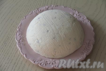 Готовую творожную пасху освободить от верхней марли, а затем аккуратно перевернуть на тарелку, убрать марлю.