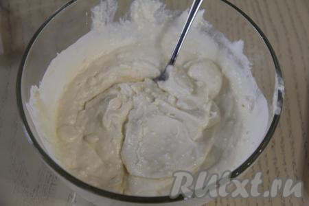 Пробить творожную массу погружным блендером до однородности, а затем перетереть через сито - так мы добьёмся максимальной однородности и кремового вкуса пасхи.