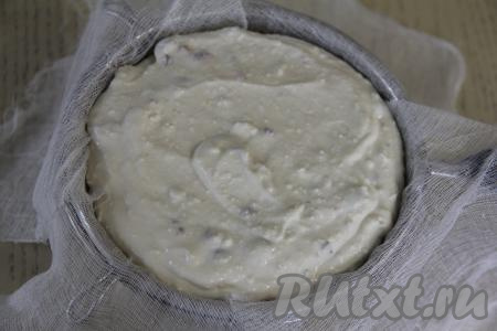 Сито (или пасочницу) выстелить марлей, сложенной в два слоя. Я застелила марлей сито диаметром 14 сантиметров. Края марли должны обязательно свисать с краёв сита (или пасочницы). Выложить в застеленную форму творожную массу, разровнять.