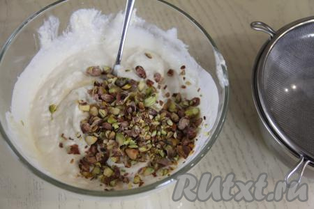 Фисташки очистить и порубить ножом. Добавить фисташки в творожную массу, перемешать ложкой.