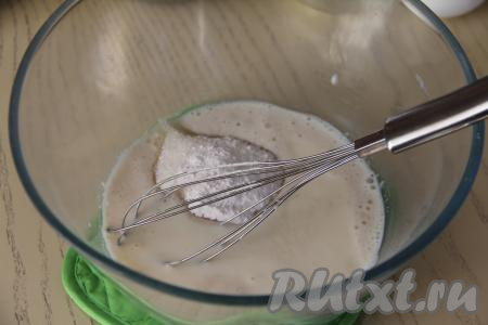 В объёмную миску влить запенившуюся опару, всыпать ванильный сахар, добавить оставшийся сахар, влить питьевой йогурт. Если йогурт несладкий, тогда можно добавить ещё 20 грамм сахара. Перемешать массу венчиком до однородности.