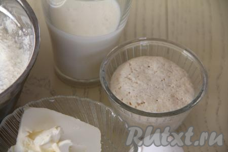 Вначале приготовим опару, для этого в тёплое молоко (или тёплую воду) нужно всыпать дрожжи и 1 чайную ложку сахара, тщательно перемешать и оставить на минут 15 (до появления на поверхности пышной дрожжевой шапочки). Температура молока (или воды) для опары не должна превышать 40 градусов, потому что в более горячей жидкости дрожжи могут погибнуть, а значит тесто подниматься не будет.