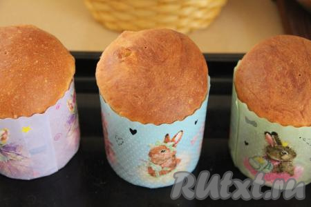 Куличи, замешанные на йогурте, выпекать в разогретой духовке при температуре 180-190 градусов минут 45. Продолжительность выпечки зависит от размера куличей. Готовность куличей можно проверить, проколов их по середине сухой зубочисткой, если зубочистка осталась после прокола сухой, значит выпечка готова.