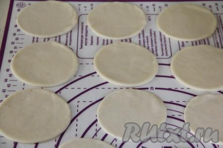 На поверхности, присыпанной мукой, раскатать тесто в тонкий пласт, как на пельмени. Из раскатанного теста вырезать кружочки диаметром примерно 10 сантиметров.