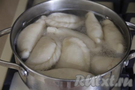 Для того чтобы сварить колдуны, нужно в кастрюле вскипятить достаточно большое количество воды, слегка посолить. В кипящую воду выложить колдуны, варить с момента закипания 10-13 минут на среднем огне.