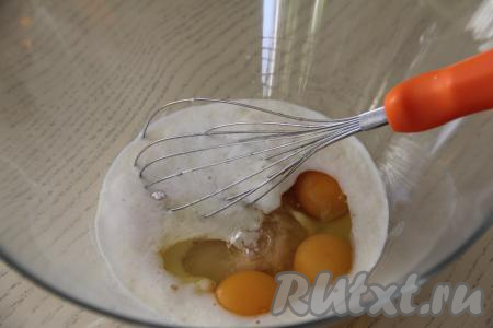 Добавить яйца и перемешать до однородности.