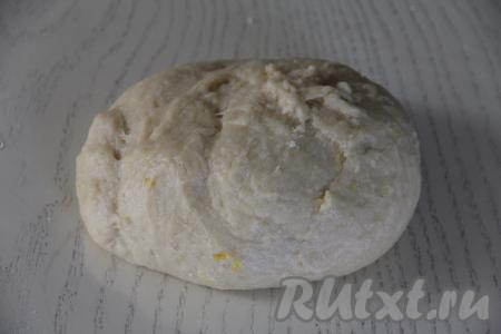 Я вымешивала тесто 10 минут. Добавляя муку, учитывайте структуру замешиваемого теста, оно должно получиться мягким, немного липнущим к рукам.