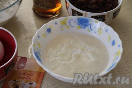 Прежде всего сделаем опару, для этого молоко нужно подогреть до 38 градусов на плите (или в микроволновке), перелить в миску, всыпать сухие дрожжи, 1 чайную ложку сахара и 1 столовую ложку муки. Муку и сахар нужно брать из общей массы отмеренных продуктов. Перемешать опару и поставить на 15-20 минут (до появления на поверхности опары пенной шапочки) в тёплое место. Если опара не запузырилась, значит либо температура молока была выше 42 градусов и дрожжи погибли в горячей жидкости, либо взяты были некачественные дрожжи. В этом случае в дальнейшем тесто не поднимется. Нужно ещё раз сделать опару, меньше подогрев молоко или заменив дрожжи.