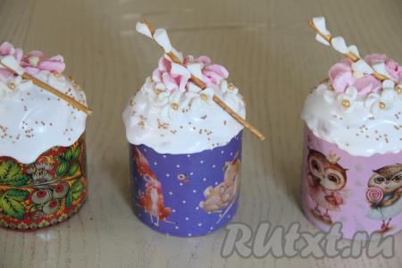 Куличи украсить по своему вкусу, я украсила покупной глазурью, кондитерской посыпкой, цветами из&nbsp;маршмеллоу и веточкой вербы, сделанной из соломки и маршмеллоу.