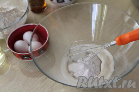 Перелить опару в глубокую миску, всыпать ванильный сахар, соль и оставшийся сахар, перемешать венчиком.