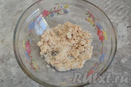 Приступаем к замешиванию дрожжевого теста для куличей. Первым делом приготовим опару, для этого живые дрожжи нужно раскрошить в достаточно объёмную миску, добавить 1 столовую ложку сахара, перемешать.