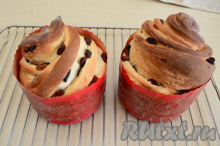 Через 15-20 минут после начала выпечки можно накрыть сверху куличи пергаментом, чтобы верх краффинов не подгорал. Готовность краффинов проверить сухой деревянной палочкой. Для этого проткните кулич донизу, если палочка осталась сухой, значит выпечка готова. Достать готовые краффины из духовки, переложить на решётку и полностью остудить.