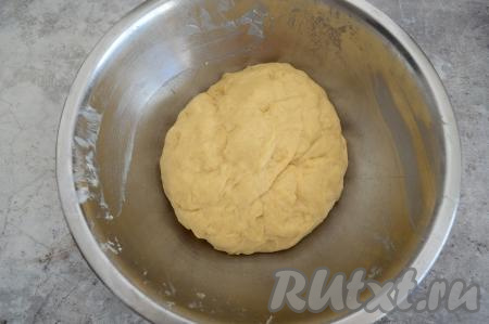 Снова хорошо вымесить тесто, полностью вмешивая сливочное масло. Тесто станет очень эластичным, приятным в работе. Накрыть миску с тестом полотенцем и убрать в тёплое место на 40-60 минут (до увеличения в объёме в 2-3 раза).