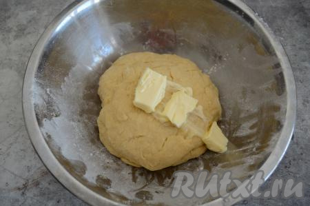 Затем добавить в тесто 40 грамм сливочного масла комнатной температуры.