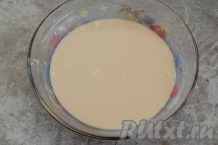 К дрожжам и сахару влить молоко, подогретое до 38-40 градусов, перемешать вилкой (или венчиком) до однородности, затем всыпать 2 столовых ложки муки, хорошо перемешать и оставить опару, прикрыв миску полотенцем, в тёплом месте на 10-15 минут. Сахар и мука берутся из общего количества, указанного в ингредиентах (то есть из количества продуктов, которое мы отмерили перед замешиванием теста).