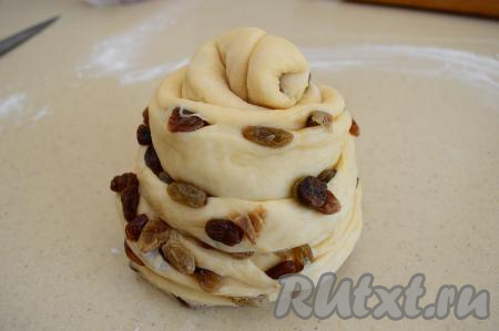 Поставить одну улитку на другую, получится вот такая заготовка краффина. Уложить будущий кулич в бумажную форму для кулича диаметром 13 сантиметров.