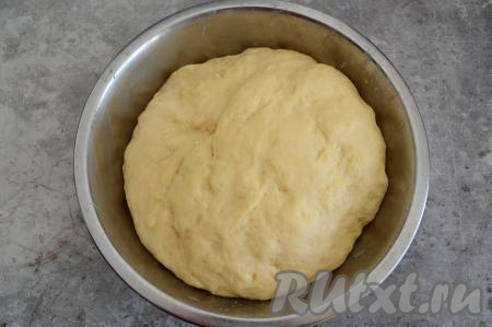 Во так у меня выглядело тесто по прошествии 45 минут, оно округлилось и хорошо увеличилось в объёме.