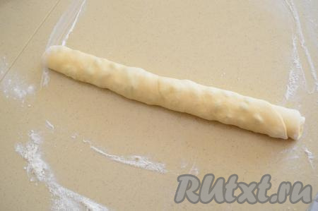 Немного прижать рулет руками, сделав его ещё более плотным.