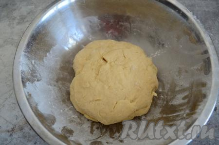 Вначале, добавляя муку, перемешивать тесто венчиком, а когда оно соберётся в ком, начинать вымешивать его руками. Дрожжевое тесто для куличей нужно вымешивать не менее 8-10 минут, добавляя муку только в случае необходимости. Постепенно в процессе вымешивания тесто станет мягким, практически не липнущим к рукам. Как только добились такой консистенции, значит в дальнейшем муку добавлять не нужно.