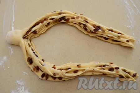 Острым ножом разрезать рулет вдоль, не дорезая до края 3 сантиметра.