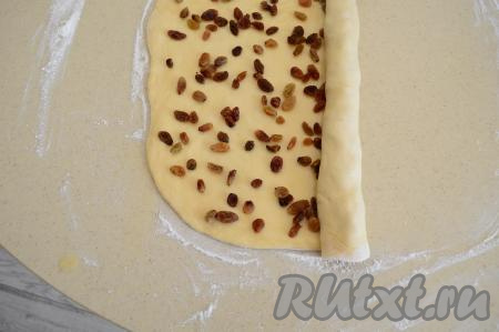 Свернуть тесто в плотный рулет, начиная с длинной стороны.