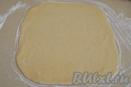 На столе, хорошо припылённом мукой, раскатать вначале одну часть теста до толщины примерно 2-3 миллиметра. Старайтесь, чтобы получился прямоугольник, но особо тщательно за формой можно не следить. Я раскатала прямоугольник со сторонами 35 сантиметров на 40 сантиметров.