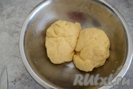 Обмять тесто и разделить на 2 равные части. Мы будем формировать 2 краффина.